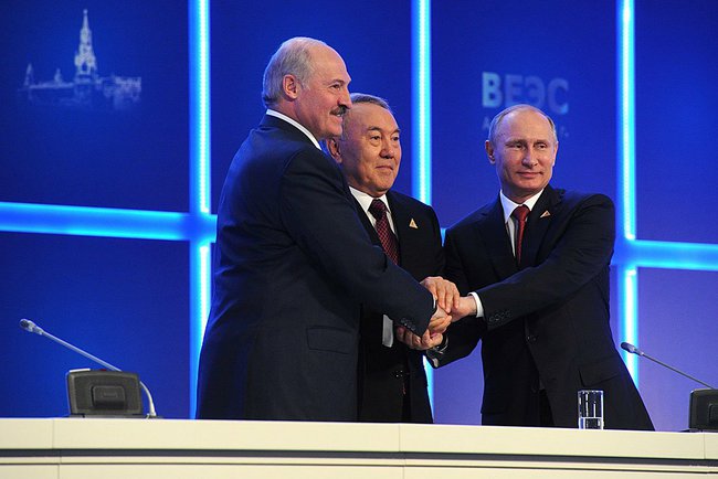 Os presidentes da Bielorrúsia, Alexandre Lukachenko, Cazaquistão, Nursultan Nazarbaiev, e Rússia, Vladimir Putin, na assinatura da criação da União Económica Eurasiática
