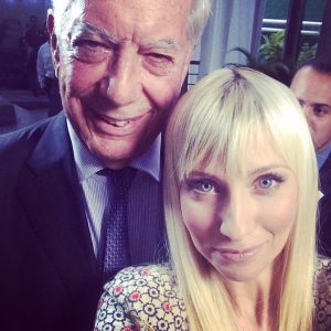 Depois da entrevista, a jornalista Shirley Varnagy "roubou um selfie" ao prémio Nobel peruano Mário Vargas Llosa.