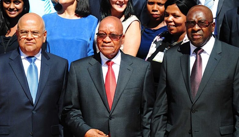 O até agora Ministro das Finanças Pravin Gordhan (esq), o Presidente Jacob Zuma e o novo Ministro das Finanças da África do Sul, Nhlanhla Nene (dir)