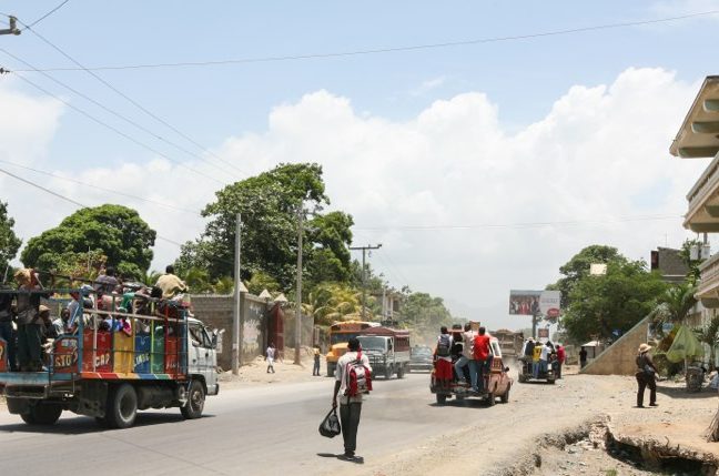 É comum circularem nas estradas angolanas viaturas sobrelotadas