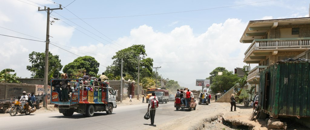 É comum circularem nas estradas do Haiti viaturas sobrelotadas