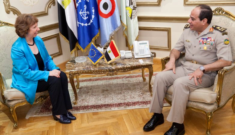 O líder egípcio, general Abdel Fattah al-Sissi, com a representante da União Europeia, Catherine Ashton,