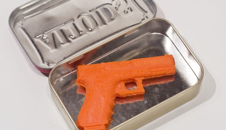 Esta Glock foi a segunda no mundo a ser produzida em impressão 3D. Saiu laranja porque "o filamento preto tinha acabado".