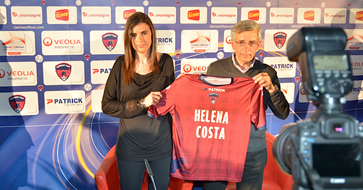A treinadora portuguesa de futebol, Helena Costa, com o presidente Claude Michy, na conferência de imprensa de apresentação no Clermont Foot