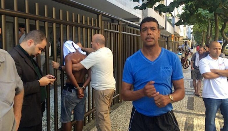 Em primeiro plano, Chris Kamara, que deteve um suspeito de assalto (ao fundo, de costas) no Rio de Janeiro