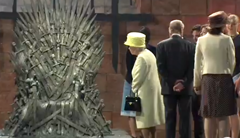 A Rainha Isabel II espreita o famoso trono Trono de Ferro, da série Jogo de Tronos