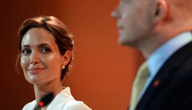 A atriz Angelina Jolie, enviada especial da ONU para os refugiados, e o ministro dos Negócios Estrangeiros britânico, William Hague