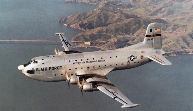 Uma aeronave de transporte militar Douglas C-124C Globemaster II 