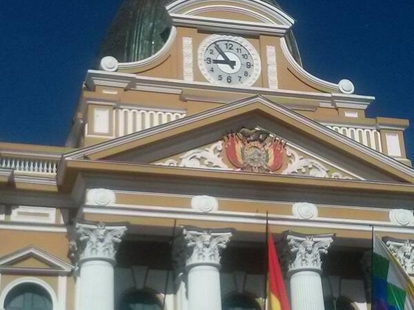 O novo "Relógio do Sul", na fachada do Congresso da Bolívia, funciona no sentido anti-horário