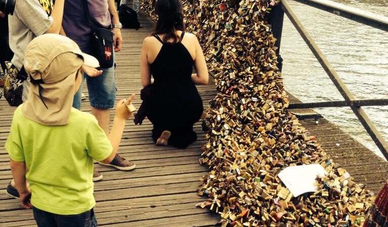 O peso dos "cadeados do amor" fez ceder uma parte da grade da Pont des Arts, Paris