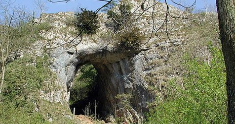 A caverna onde as moedas foram encontradas