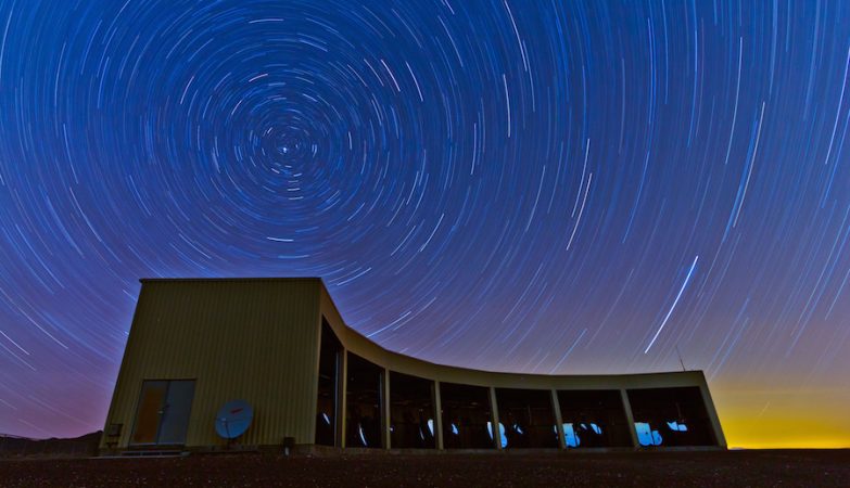Nesta longa exposição, as estrelas parecem rodar por cima do complexo Middle Drum do Telescope Array, um observatório de raios cósmicos situado no deserto a Oeste de Delta, Utah, EUA.