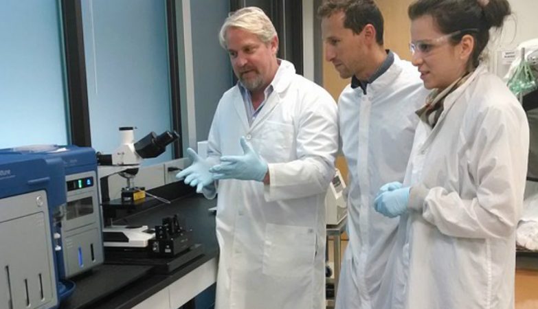 Andrew Conrad com dois colegas da equipa Google X e alguns dos instrumentos usados no laboratório de pesquisa biológica.