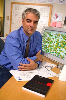 Nicholas Christakis, professor na Universidade de Yale, director do Human Nature Lab, físico e sociólogo, é conhecido pela sua investigação em redes sociais.