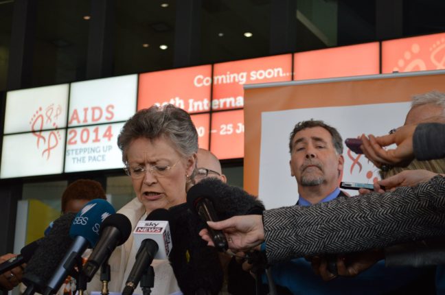A presidente da IAS, Françoise Barré-Sinoussi, à chegada a Melbourne para participar na Conferência Internacional sobre SIDA 2014