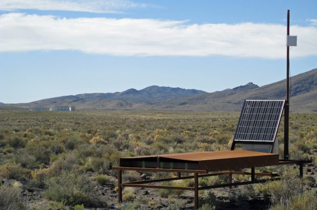Este detector a energia solar do Telescope Array, parecido com uma mesa, mede a força e a direcção da "chuva de ar" de partículas que caem para a Terra após os raios cósmicos atingirem moléculas de gás na atmosfera.