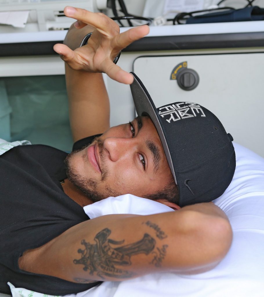 Neymar abandona a seleção brasileira depois de confirmada a lesão no jogo com a Colômbia