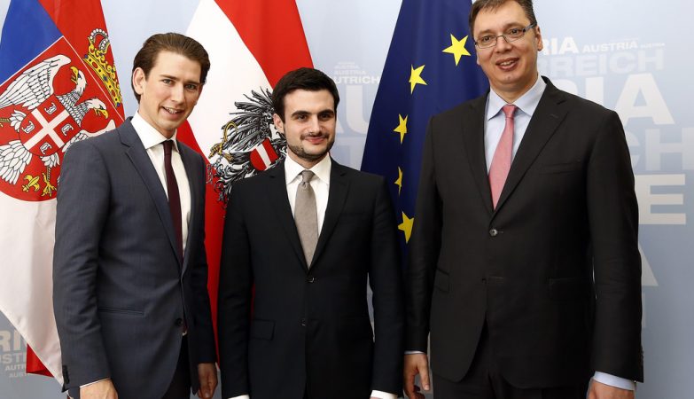 O ministro dos Negócios Estrangeiros austríaco, Sebastian Kurz (esq) com o ministro das Finanças e primeiro-ministro sérvios,  Lazar Krstić (centro) e  Aleksandar Vučić (dir)