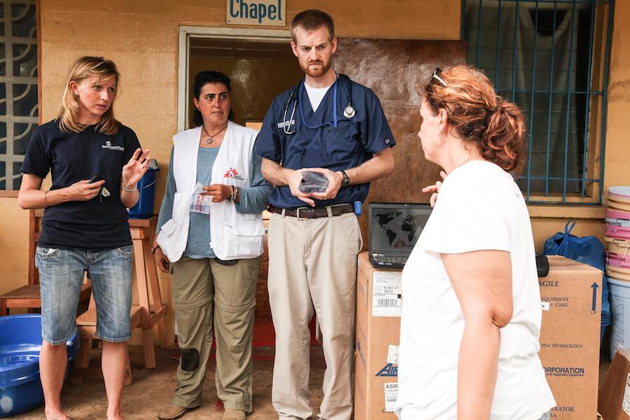 Kent brantly, médico da Samaritan's Purse, infectado com Ébola quando o combatia