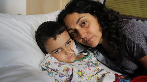 Ashya King, de 5 anos, está em tratamento contra um tumor cerebral