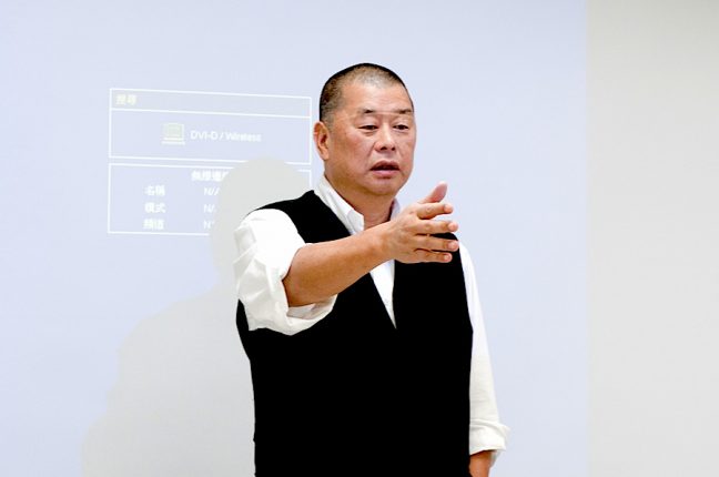 O bilionário Lai Chee-Ying, mais conhecido pelo seu nome ocidental Jimmy Lai, magnata da imprensa de Hong Hong e fundador do jornal liberal Apple Daily, lançou um vídeo em resposta a um falso obituário publicado por um jornal rival.