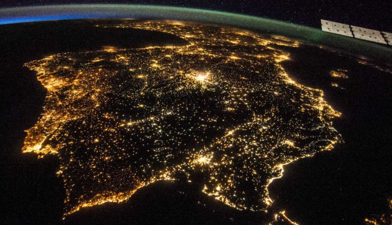     Um dos astronautas da Estação Espacial Internacional tirou esta fotografia nocturna do nosso país na noite de 26 de Julho