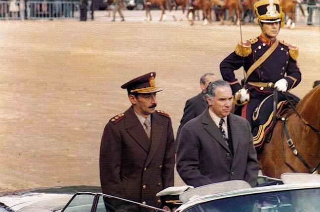 O ditador argentino Jorge Rafael Videla (esq., em 1976), morreu na prisão em 2013