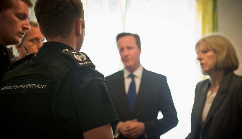 O primeiro ministro britânico, David Cameron, com a ministra do Interior, Theresa May, num encontro com a polícia britânica