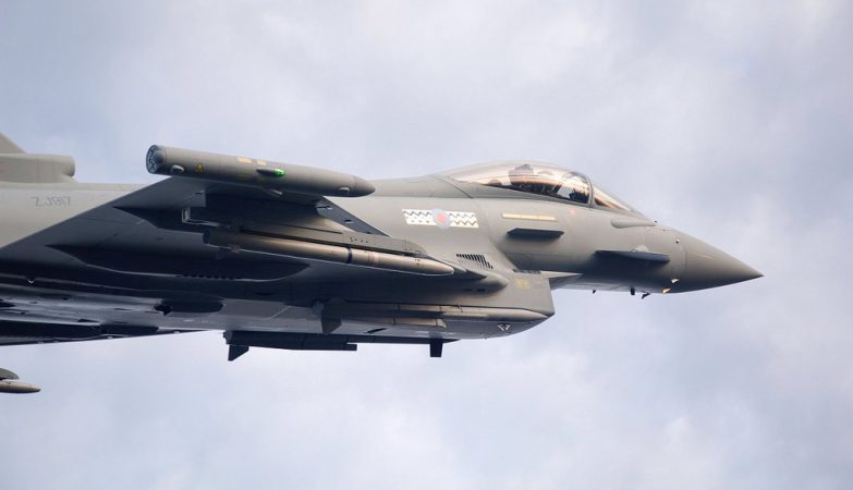 Um caça bombardeiro Typhoon da Royal Air Force com mísseis Meteor