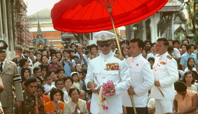 Sua majestade, o rei da Tailândia, Bhumibol Adulyadej, em 1985