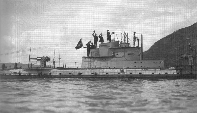 O submarino imperial alemão U-35, comandado por Lothar von Arnauld de la Perière, já tinha afundado os navios Nordsöen, Torvore e Vilhelm Krag quando afundou o Bienaimé Prof. Luigi ao largo de Sagres