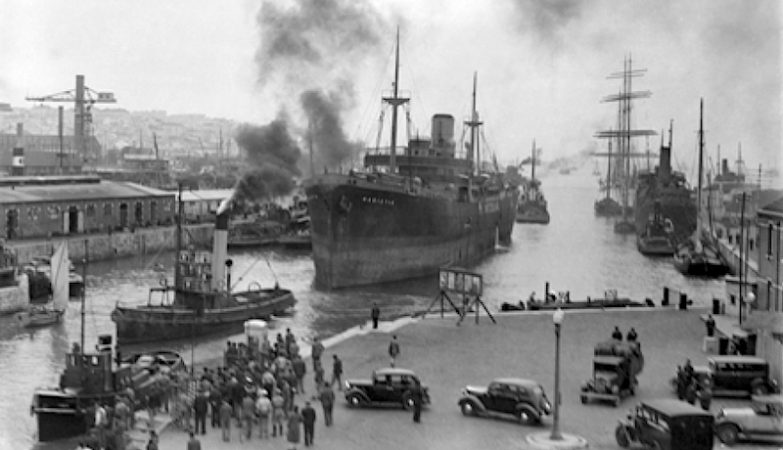 Encalhe do Navio "Hadiotis" entrando na doca de Alcântara em 10 de Maio de 1941.