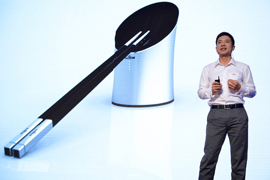 Robin Li, CEO da Baidu, apresenta os Baidu Chopsticks, os pauzinhos inteligentes