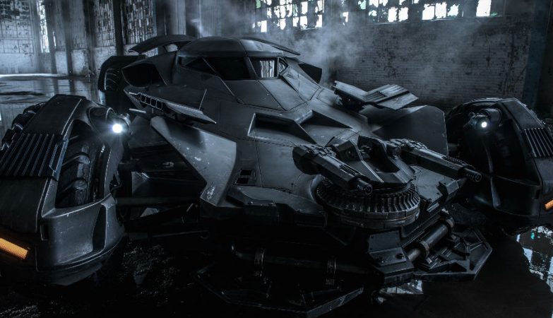 Zack Snyder deu a conhecer ao mundo a nova versão do Batmobile, bem armado e pronto para arrancar
