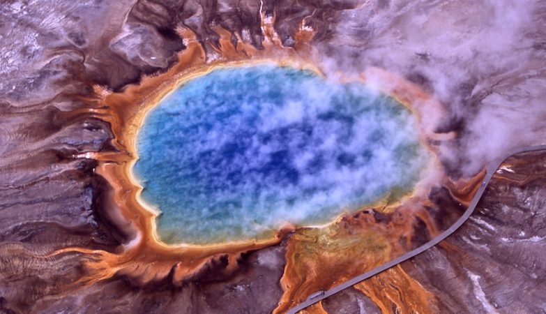 A Grand Prismatic Spring, no Parque National de Yellowstone, EUA, é um dos locais do planeta onde apenas os extremófilos sobrevivem.