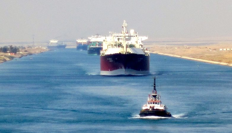 Navios de mercadorias atravessam o canal do Suez