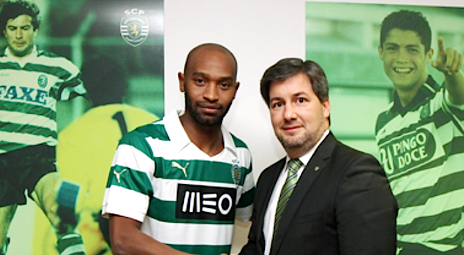 Shikabala com o presidente do Sporting, Bruno de Carvalho, após a assinatura do contrato