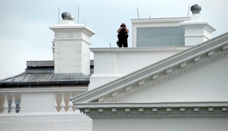 Um agente dos Serviços Secretos no telhado da Casa Branca