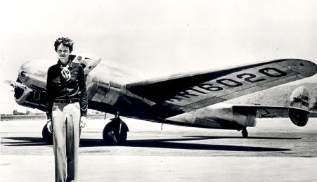 Amelia Earhart à frente do  Lockheed Electra em que desapareceu, em 1937