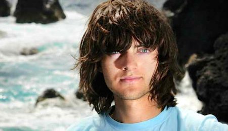 Em 2011, com 16 anos, Boyan Slat inventou o sistema de barreiras flutuantes que vai ser usado em Tsushima para limpar os plásticos do mar