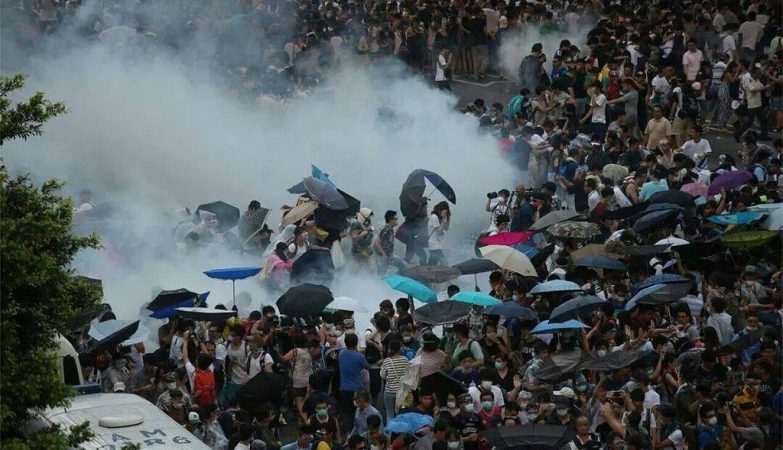 "O que estão a ver em Hong Kong, esta noite, é a mais pura forma de coragem que alguma vez vão ver neste planeta", diz o deputado do Partido Cívico Dennis Kwok