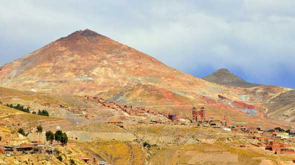 As Minas de Cerro Rico são fonte de riqueza e temor para os moradores da região
