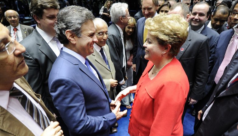 O então Senador Aécio Neves cumprimenta a presidente da República, Dilma Rousseff, durante uma sessão solene do Congresso destinada à devolução simbólica do mandato presidencial ao ex-presidente João Goulart 