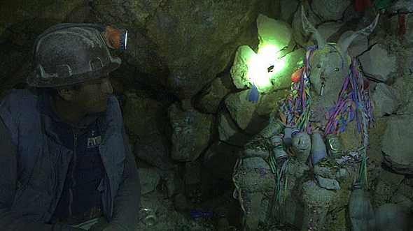 Cada uma das 38 empresas que exploram as minas da montanha tem nos seus túneis uma estátua do El Tio, que recebe oferendas