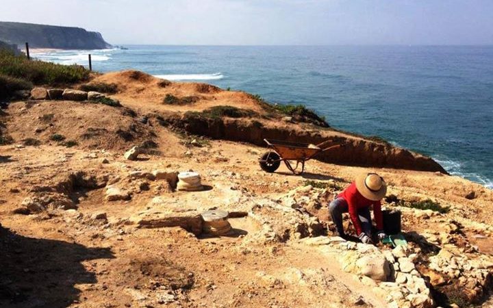 Escavações arqueológicas no Alto da Vigia - Santuário Romano consagrado ao Sol, à Lua e ao Oceano, no promontório que separa a Praia das Maçãs da Praia Pequena.