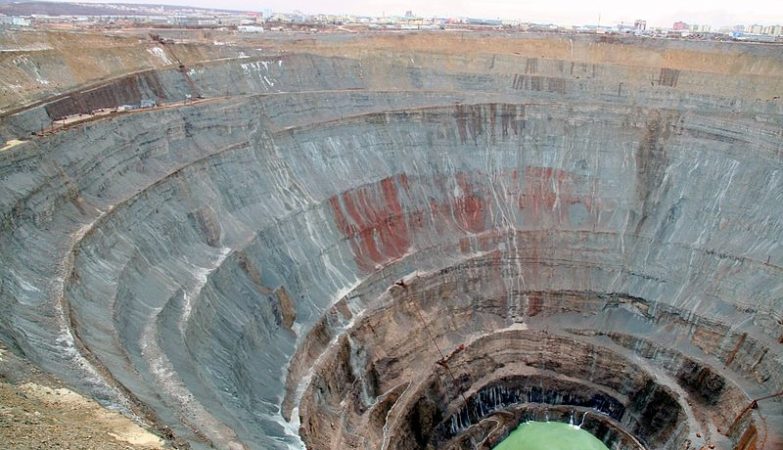 A famosa mina de diamantes a céu aberto de Mirny, na Yakútia, Sibéria, com 525 metros de profundidade