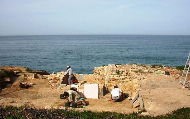 Escavações arqueológicas no Santuário Romano consagrado ao Sol, à Lua e ao Oceano no Alto da Vigia – Praia das Maçãs, Sintra