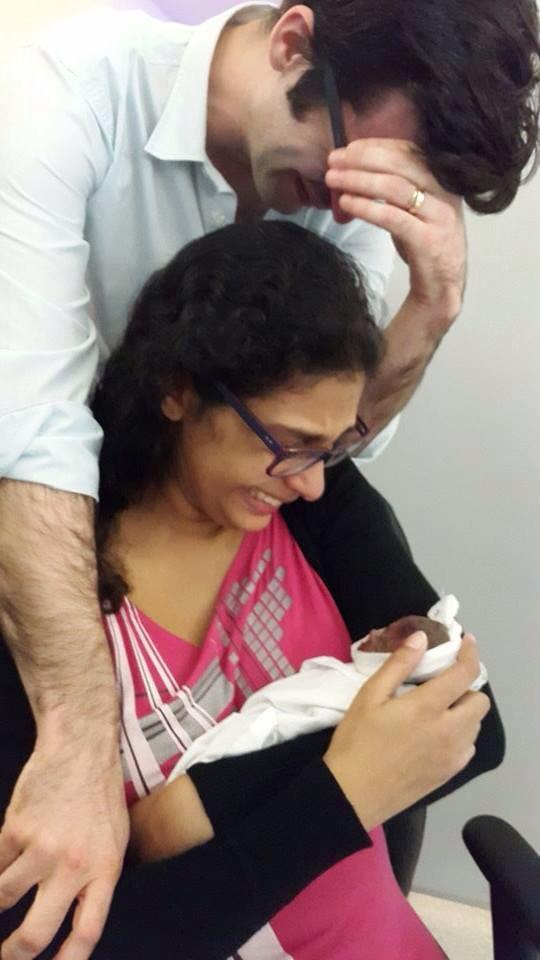 A pequena Margarida, prematura extrema nascida no Dubai, com os pais, Eugénia e Gonçalo Queiroz