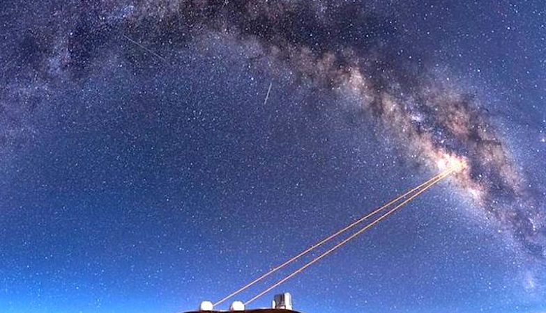 Os telescópios no Observatório Keck usam ópticas adaptativas, que permitiram com que os astrónomos descobrissem que G2 é um a par de estrelas binárias que se fundiram numa só.