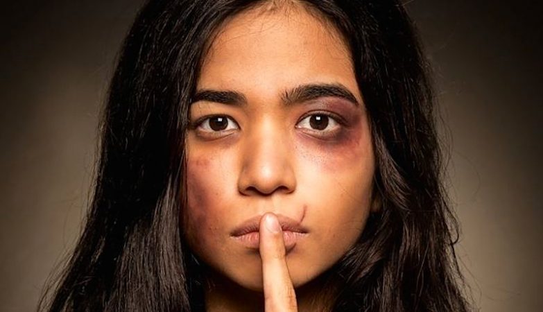 "O Silêncio Magoa", anúncio não oficial da APAV. Trabalho contra a violência doméstica de alunos da ESPM de São Paulo, para a APAV, Associação Portuguesa de Proteção à Vítima.